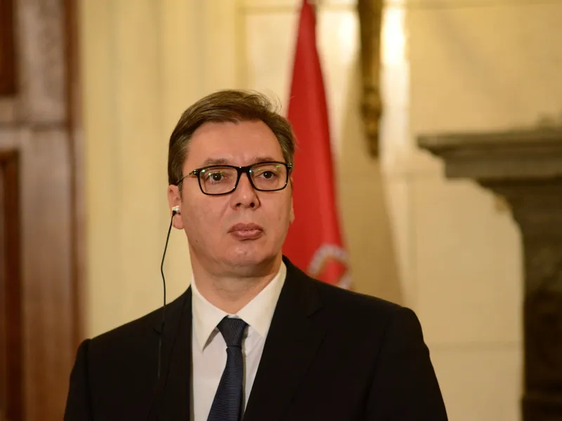 Serbia on perinteisesti nojannut vahvasti Venäjään, eikä ole nytkään liittynyt länsimaiden pakoterintamaan. Presidentti Vučić on kuitenkin tuominnut hyökkäyssodan ja Venäjän laittomat ”alueliitokset” Donbassissa.