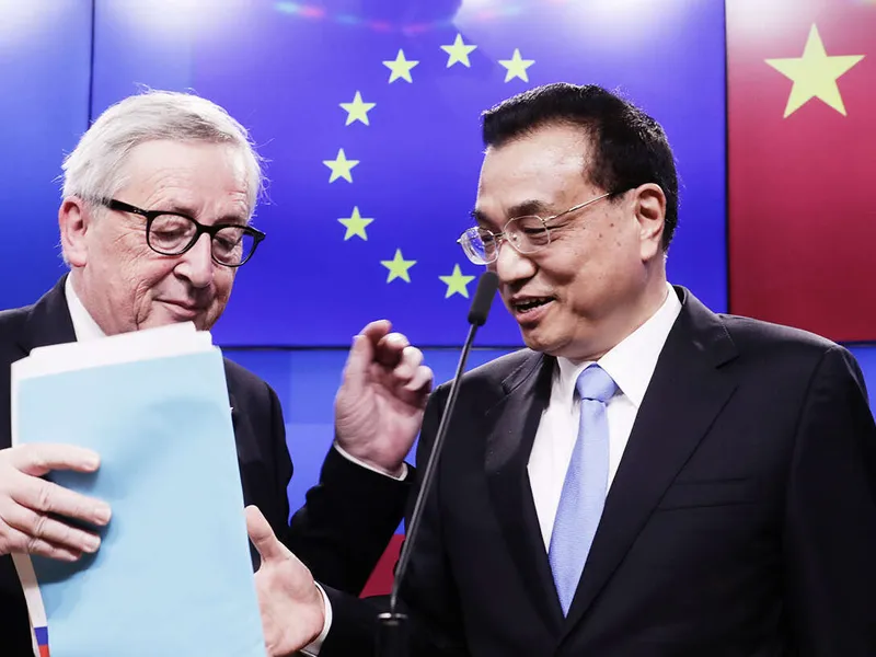 Euroopan komission puheenjohtaja Jean-Claude Juncker (vas.) ja Kiinan pääministeri Li Keqiang keskustelivat Brysselissä huhtikuussa.
