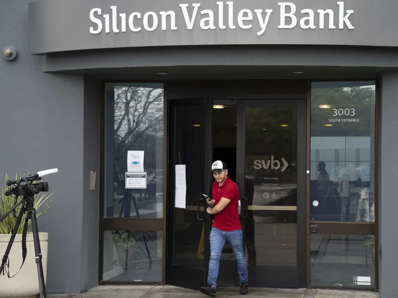 Piilaaksolle tärkeä Silicon Valley Bank romahti hyvin nopeasti Kalifornian pankkivalvontaviranomaisten käsiin. Kuvassa Silicon Valley Bankin pääkonttori Santa Clarassa Kaliforniassa.