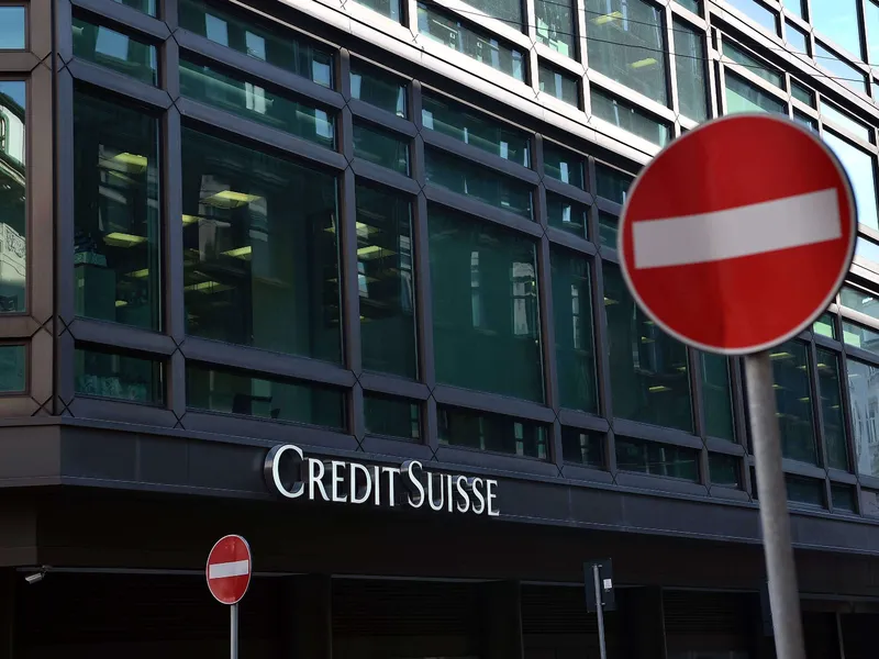 Sijoittajien luottamus Credit Suissen on valahtanut uusiin pohjiin. Sveitsin keskuspankki tukee tarvittaessa maan toiseksi suurinta pankkia.