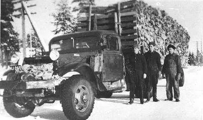 Vanajan autotehtaalla muutettu kuorma-auto (White Half Track M2A1 vm. 1944) 35 kuution halkokuormassa. Auton edessä Toivo Sallinen, Veikko Aulén ja Matti Kivi.