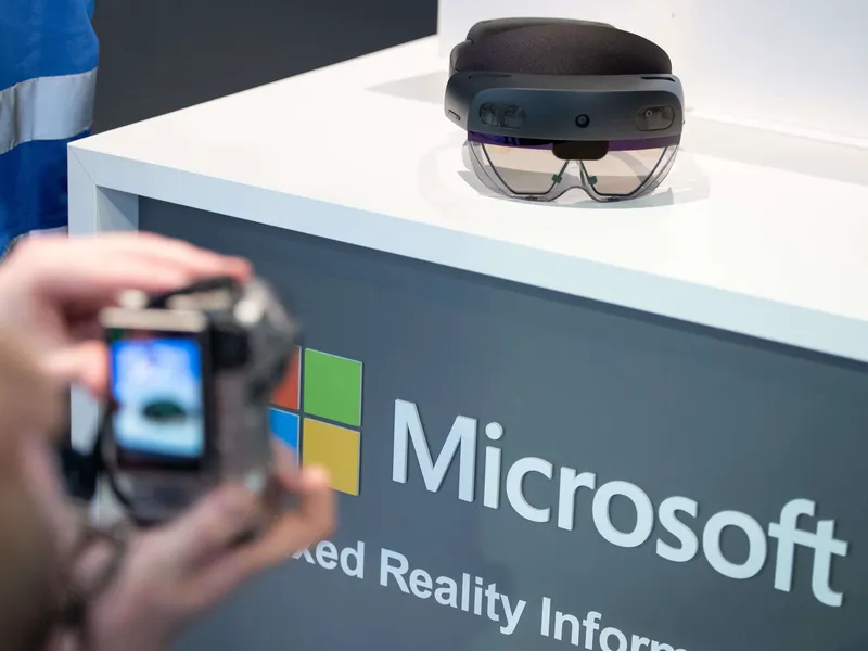Microsoftin AR-kehitystyön eniten julkisuutta saanut tuote on lisätyn todellisuuden HoloLens-visiiri.