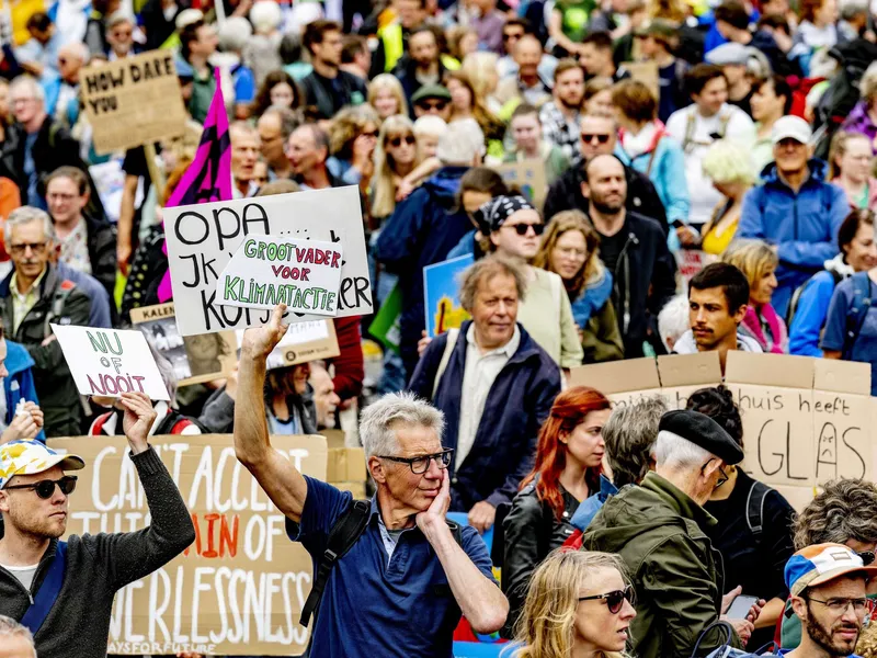 Tuhannet mielenosoittajat vastustivat fossiilisia polttoaineita ja Ukrainan sotaa Rotterdamissa pidetyssä mielenosoituksessa kesäkuussa.