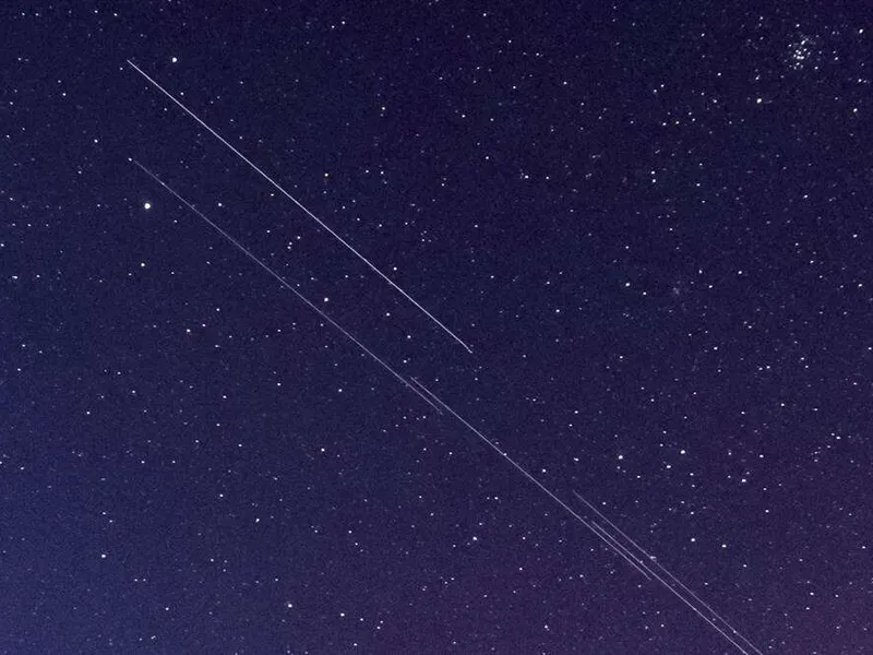 Starlink-satelliitit jättävät jälkiä tähtitaivaasta otettuihin kuviin.