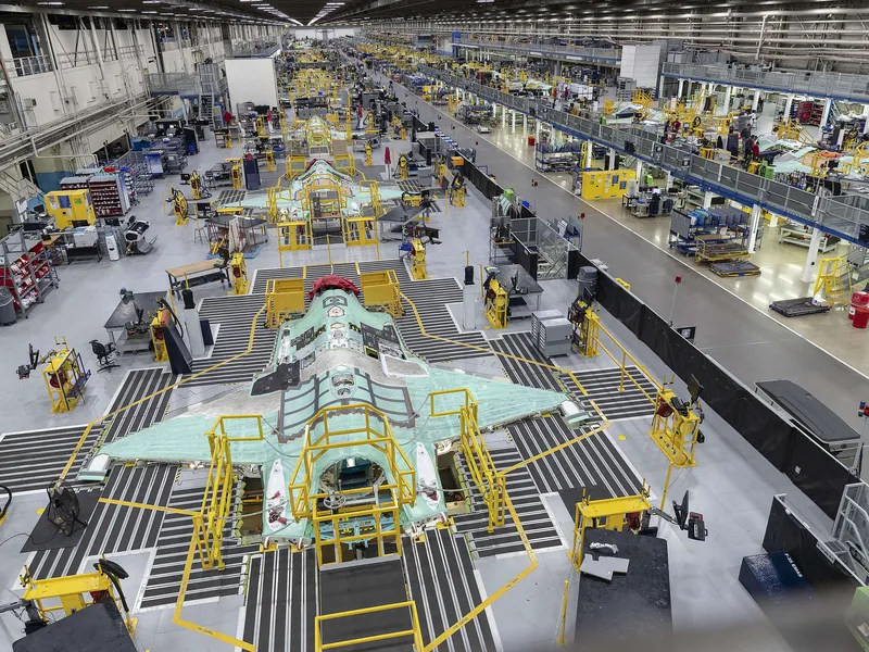 Aseteollisuus on nousemassa sijoittajien kiinnostuksen kohteeksi. Kuva on Lockheed Martinin tehtaalta.