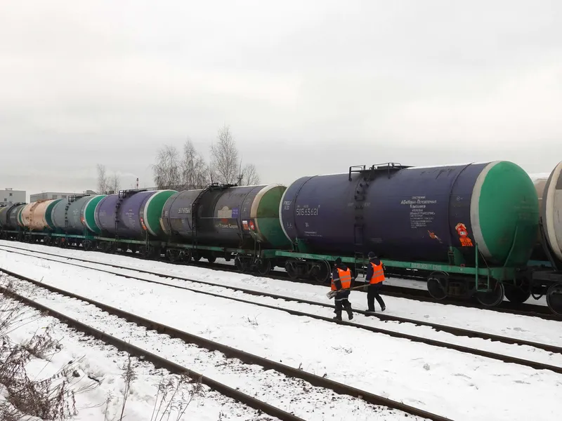 Työntekijät kävelivät öljytuotteita sisältävien säiliövaunujen ohi Venäjällä helmikuussa.
