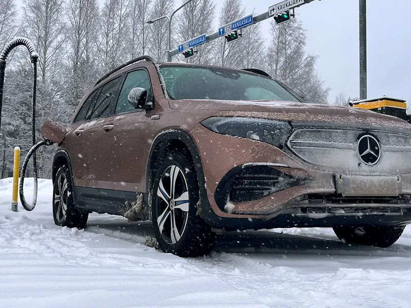 Mercedes-Benz EQA lämpeni ja latautui Kauppalehden autotestin mukaan talvellakin hyvin. Selitys on toimiva akun esilämmitys.