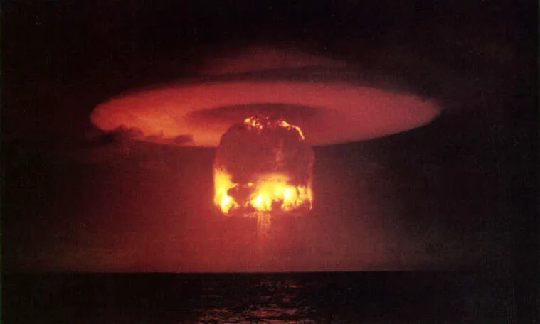 Jos James Clerk Maxwell olisi keksinyt suhteellisuusteorian, toinen maailmansota olisi voinut olla ydinsota. Kuvassa Yhdysvaltain 11 megatonnin ydinkoe Castle Romeo 15.4.1954 Bikinin atollilla Tyynellämerellä.