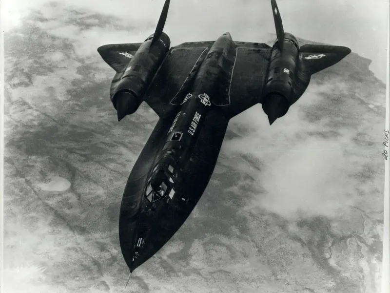 SR-71:llä on hallussaan muun muassa Amerikan mantereen ylityksen nopeusennätys. Vuonna 1990 Blackbird lensi Kalifornian rannikolta Venturan kaupungin kohdalta Marylandin osavaltion Salisburyn kaupungin rannikolle 67 minuutin ja 54 sekunnin ajassa. Keskinopeus oli 3 418 km/h. Suoritukseen ei sisältynyt lentoonlähtöä ja/tai laskua, vaan kone nousi ensin ilmaan, suoritti ilmatankkauksen ja alkoi kiihdyttää Tyynenmeren päällä niin, että rantaviivan ylityksen kohdalla nopeutta oli jo 2,5 Mach.
