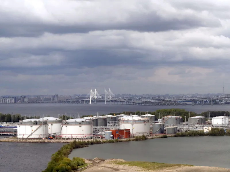 Fossiiliset polttoaineet työllistävät 2,5 miljoonaa venäläistä. Kuvassa öljyvarastoja Pietarin liepeillä toukokuussa 2022.