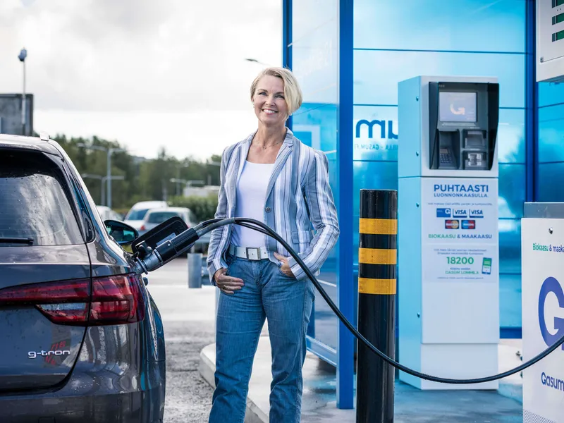 Kaasuautoilija Nina Leppäkangas tankkasi Audi g-troniansa Gasumin asemalla Espoossa elokuussa 2020.