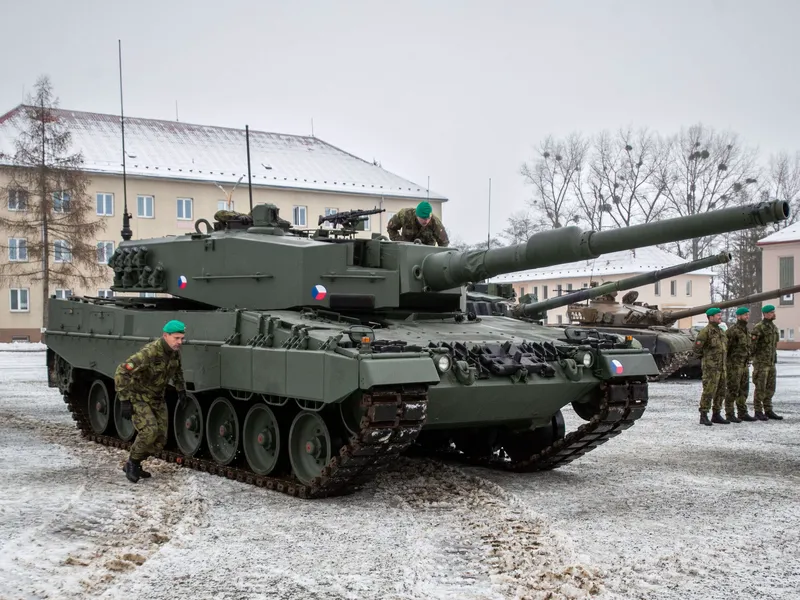Kuvassa Leopard-taistelupanssarivaunu Tšekissä joulukuussa 2022.