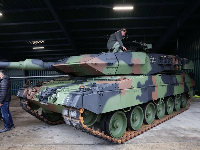 Oleksi Makejev, Ukrainan Saksan-suurlähettiläs (tankin päällä) tutustumassa Leopard 2A6 -taistelupanssarivaunuihin ja ukrainalaissotilaiden koulutukseen Münsterissa 20. helmikuuta 2023.