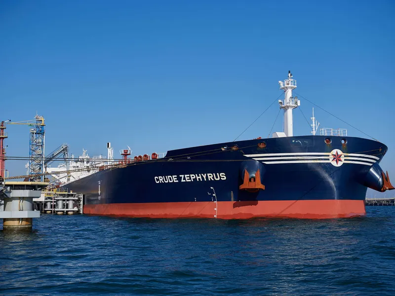 Liberian lipun alla kulkeva öljytankkeri Crude Zephyrus odotti Gdanskin satamassa Puolassa 14. maaliskuuta 2022. Se tuo öljyä Puolaan Pohjanmereltä.