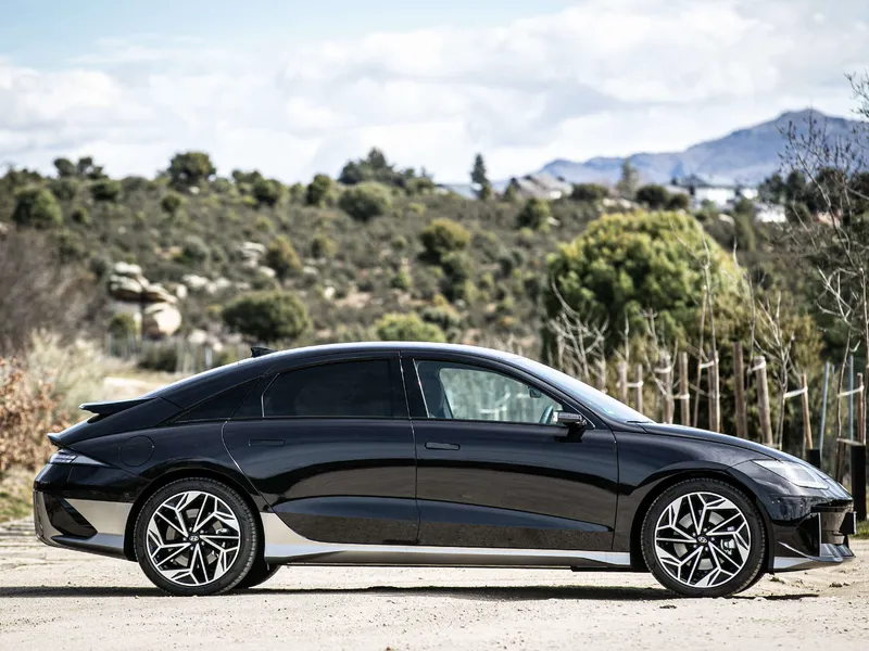 Uuden sähköauton keskimääräinen hankintahinta on Autoliiton mukaan lähes kaksinkertainen uuteen bensiiniautoon verrattuna. Kuvassa Kauppalehden ensikoeajossa vuoden 2023 yksi odotetuimpia sähköuutuuksia, Hyundai Ioniq 6. Sen hinnat alkavat 60 390 eurosta.