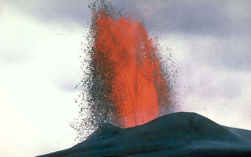 Havaijin kuuma piste on Maapallon kuumista pisteistä tunnetuin ja maantieteellisesti selkein. Uusi tutkimus ei koske kaikkia tulivuoria, vain kuumia pisteitä. Kuvassa Kilauea purkautumassa 1983.