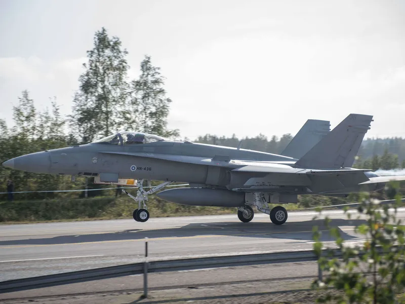 Ilmavoimien F/A-18C-monitoimihävittäjä maantietukikohtaharjoituksessa Lusin suoralla Heinolassa.