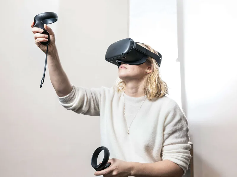 VR-lasit päässä voi päästä kotoa tapahtumiin, tai hypätä tapahtumassa virtuaalitodellisuuteen.