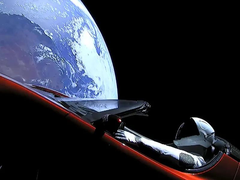 Tesla Roadster kiertää Aurinkoa kerran 557 päivässä.