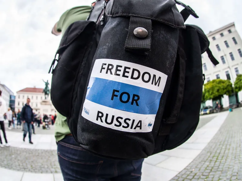 Venäjän sisäinen tilanne puhututtaa, kun sen hyökkäyssota Ukrainassa on epäonnistunut. Kuva Venäjän opposition jäsenten mielenosoituksesta Saksan Münchenissä voitonpäivänä 9. toukokuuta 2023.