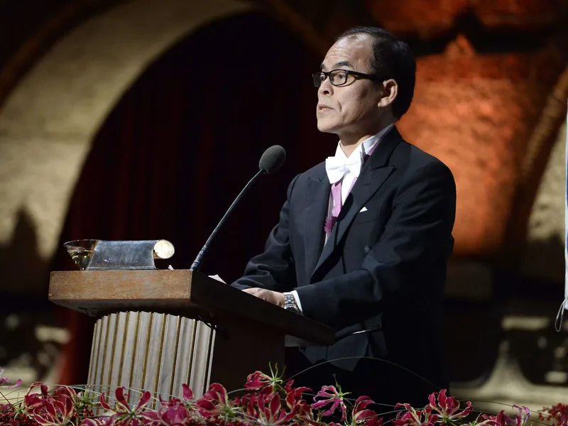 Sinisen ja valkoisen ledin keksinyt Shuji Nakamura puhumassa Nobel-seremoniassa Tukholmassa 10.12.2014.