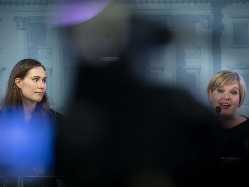 Annika Saarikko (kesk) linjaa pian oman näkemyksensä hallituksen viimeisestä lisätalousarviosta. Vasemmalla kuvassa pääministeri Sanna Marin (sd).