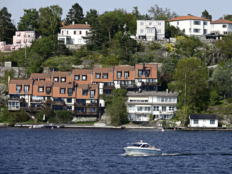 Ruotsissa inflaatio ja koronnosto ovat iskeneet ensimmäisenä asuntomarkkinoihin. Omakotitalojen hinnat kääntyivät huhtikuussa Tukholmassa jo yli 3 prosentin laskuun.
