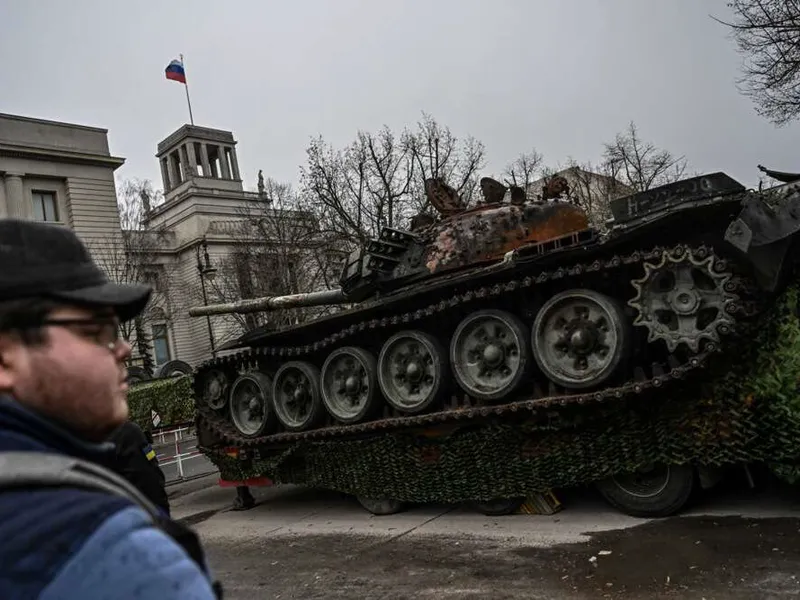 Tämä venäläinen T-72-taistelupanssarivaunu joutui ukrainalaisten haltuun, ja helmikuussa 2023 se oli näytteillä Venäjän suurlähetystön edessä Berliinissä.