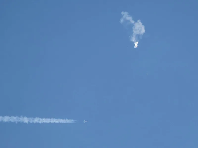 F-22-hävittäjä pudotti kiinalaisten vakoilupallon lauantaina.