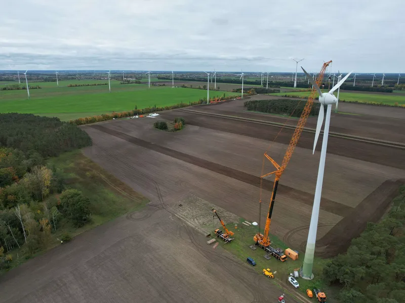 Vanhan tuulivoimalan purkutyö alkoi Elsterissä Saksassa lokakuussa 2022.