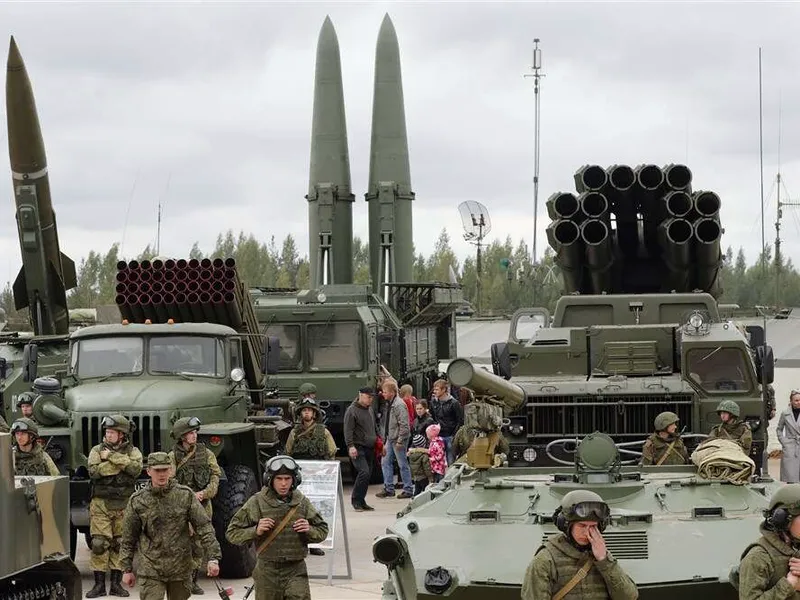 Venäläistä sotateknologiaa kuvattuna Pietarin lähistöllä syyskuussa 2017. Vasemmalta ballistinen ohjusjärjestelmä  OTR-21 Tochka-U, raketinheitin BM-21 Grad, ballistinen ohjus 9K720 Iskander-M sekä raketinheitin BM-30 Smerch.