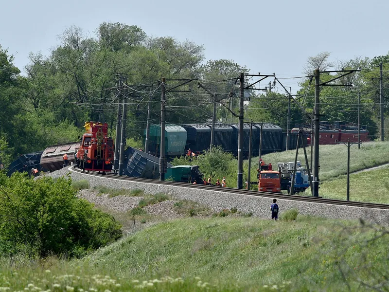 Kuva 18. toukokuuta Venäjän miehittämällä Krimillä sattuneesta tapauksesta, jossa juna suistui raiteltaan. Venäjän mukaan kyse oli ”ulkopuolisesta häirinnästä”. Venäjän miehittämillä alueilla ja Venäjän rajojen sisällä on tapahtunut erilaisia junasuistumisia kevään mittaan.