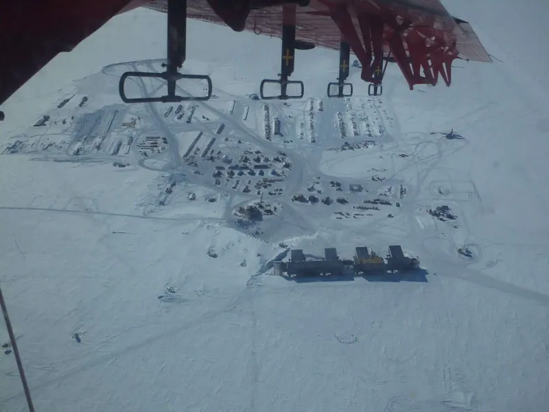 Mittaukset tehtiin lentokoneesta. Kuvassa Amundsenin-Scottin tutkimusasema etelänavalla.