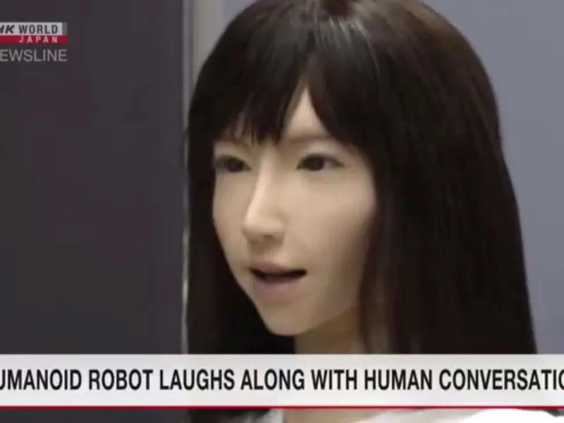 Erica-androidi osaa nyt nauraa oikeassa kohdassa keskustelua. Ruutukaappaus: NHK World.
