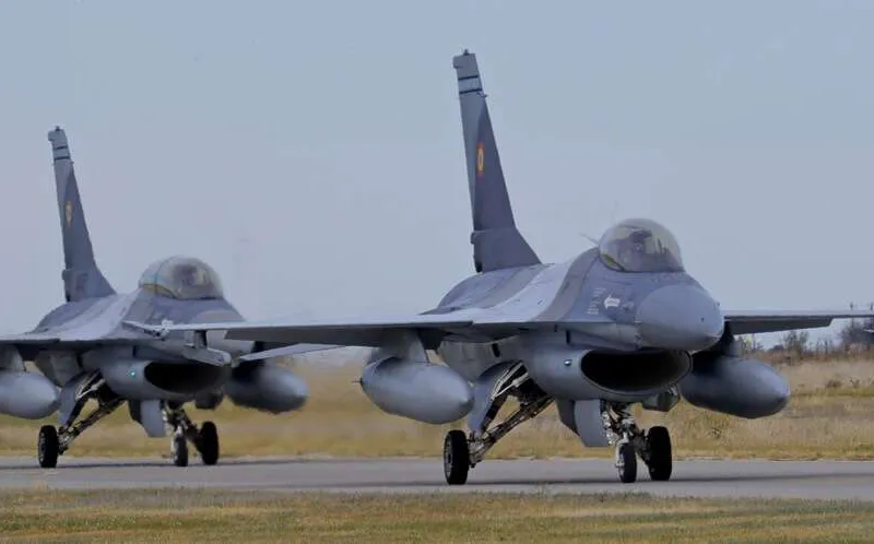 F-16-hävittäjän moottorin ilmanottoaukko sijaitsee rungon alaosassa, verraten lähellä maanpintaa. Sen on arvioitu olevan potentilaalinen ongelma Ukrainassa. Nämä Romanian ilmavoimien koneyksilöt kuvattiin Borceassa sijaitsevaan Gheorghe Mociornitan lentotukikohtaan perustetun F-16-koulutuskeskuksen avajaisten jälkimainingeissa 13.11.2023.