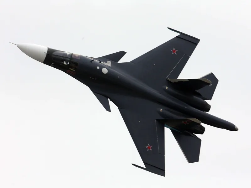 Rynnäkkökone/hävittäjäpommittaja Suhoi Su-34 kuuluu Venäjän modernimpaan taistelukalustoon. Sen uusinta 34M-varianttia on tilattu 124 kappaletta, ja lisää on tulossa 76 kappaletta vuoteen 2027 mennessä. Konetyyppi on varustettu sisäisellä Platan-maalinosoitusjärjestelmällä, joka tosin on vielä osin rajoittunut. Konetyyppi kykenee kuitenkin tarkkuuspommien pudottamiseen.