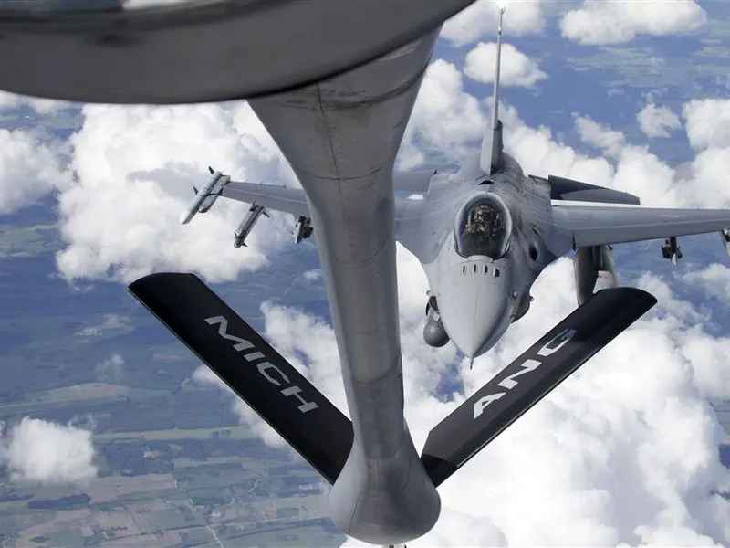 Ilmatankkaus on tärkeä komponentti Naton ilmaoperaatioissa. Tämä F-16 Fighting Falcon kävi tankilla Michicanin kansalliskaartin KC-135-Stratotanker-koneella Viron ilmatilassa Saber Strike -harjoituksessa kesäkuussa 2018.