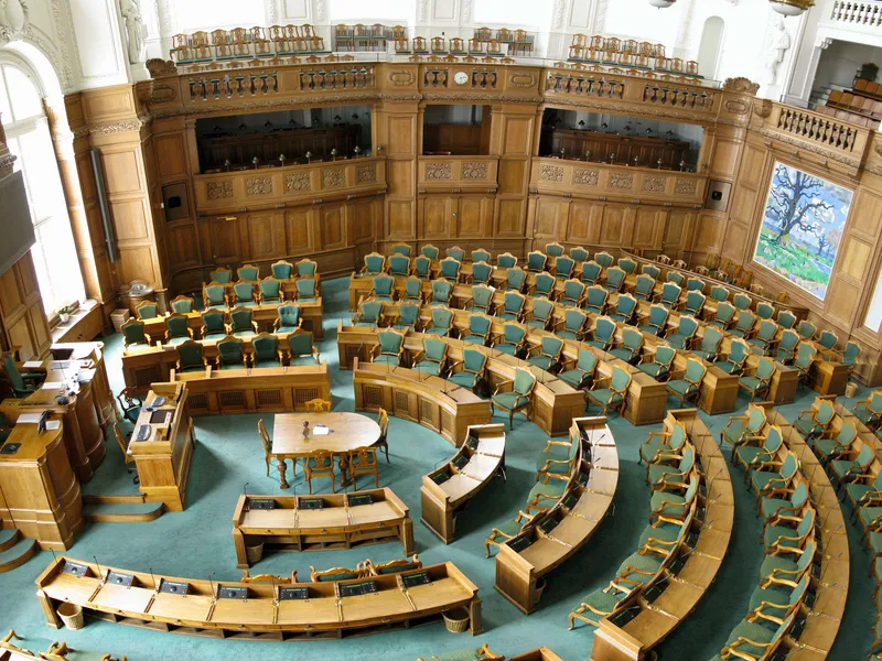 Tanskan parlamentin paikat jaetaan uudelleen marraskuun ennenaikaisissa vaaleissa. Mukaan pyrkii myös tekoälyn avulla johdettu synteettinen puolue.