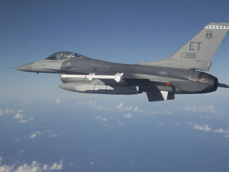 USAF:n 40. Koelentolaivueen majuri Jacob Rohrbach laukaisee ensimmäisen JASSM-ER-ohjuksen F-16:sta koeammunnoissa Meksikonlahden yllä syyskuun 19. päivänä 2018.