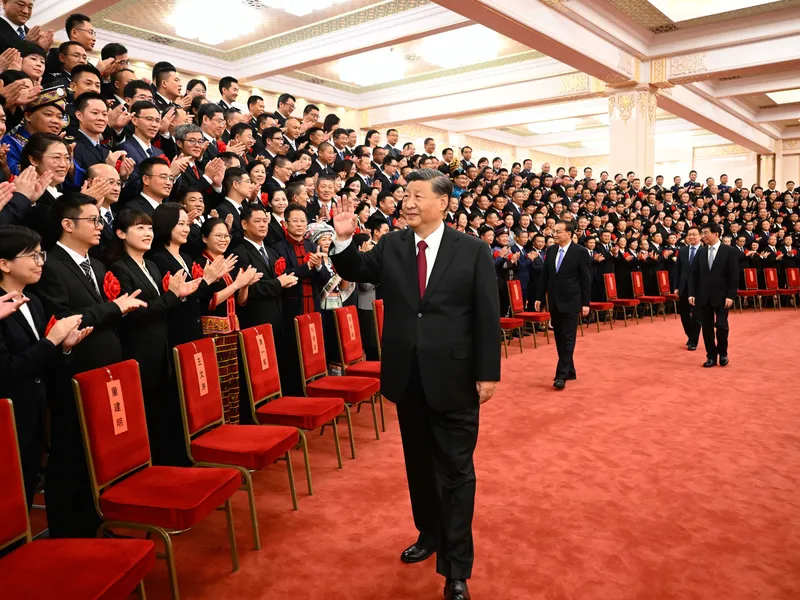 Presidentti Xi Jinpingin odotetaan jatkavan tehtävässään vielä seuraavat viisi vuotta. Kuvassa Xi tervehtii valtion virkamiehiä Pekingissä elokuun lopulla.