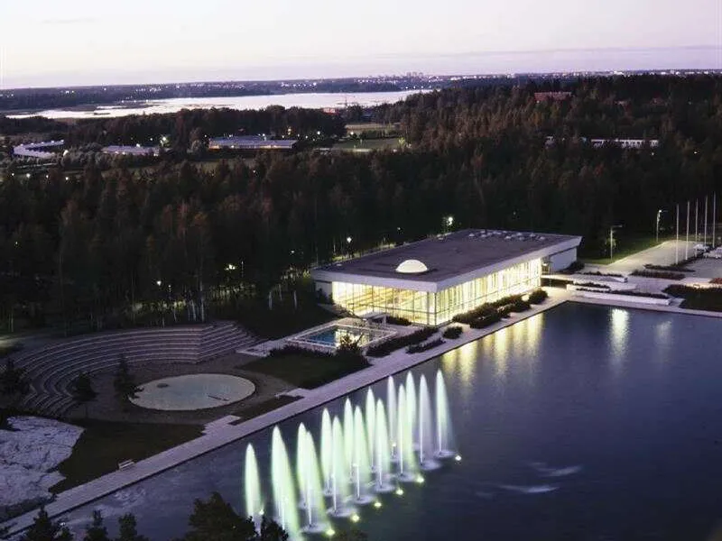 Nykyinen uimahallirakennus muodostuu alkuperäisestä vuonna 1965 valmistuneesta osasta sekä vuonna 2005 toteutetusta laajennuksesta.