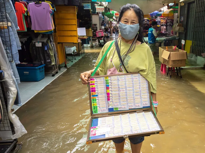 Lottokuponkien myyjät ovat tuttu näky muun muasssa Bangkokin markkinoilla.