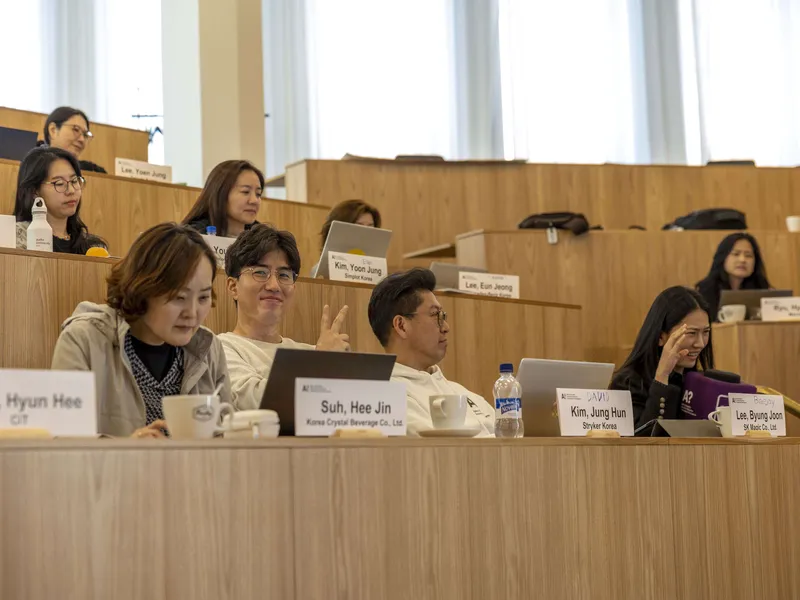 Aalto EE:n EMBA-ohjelman tarkoituksena on kehittää yrityksen esimiestason henkilöstön johtamistaitoja. Kuvassa Suh Hee Jin (vasemmalla), Kim Jung Hun, Lee Byung Joon ja Park So Hyun.