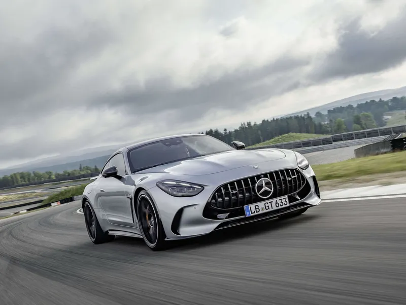Toisen sukupolven Mercedes-AMG GT 63 kiihtyy nollasta sataan 3,2 sekunnissa ja huippunopeudeksi valmistaja lupaa vähintäänkin riittävältä kuulostavat 315 kilometriä tunnissa.