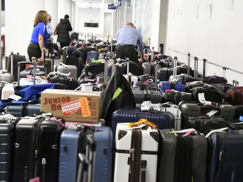 Matkustajien laukut kasaantuivat Southwest Airlinesin terminaalissa Los Angelesissa, kun lentoyhtiö joutui perumaan suurimman osa lennoistaan.