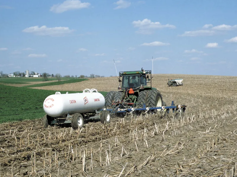 Joskus, varsinkin Yhdysvalloissa, ammoniakkia levitetään lannoitteena suoraan maahan.