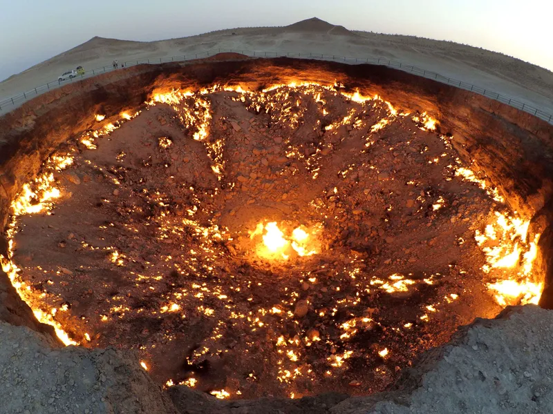 Noin 70 metriä halkaisijaltaan olevan kraatterin kaasupalon sammuttaminen ei ole toistaiseksi onnistunut.