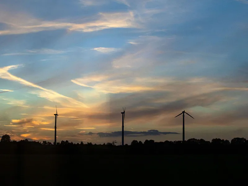Uusiutuvien energiamuotojen tuotanto tuo liiketoimintamahdollisuuksia teollisuudelle. Tuulivoimaloita Berliini - Dresden välisen rautatien varrella.