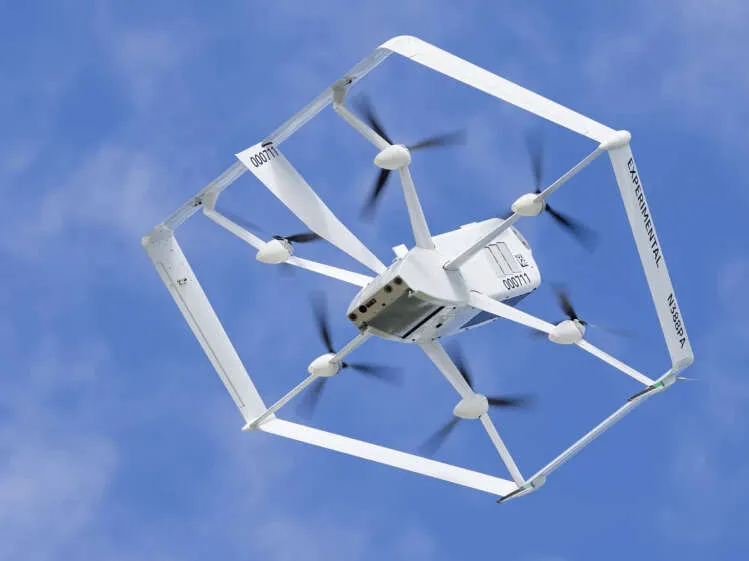 Drone ei laskeudu asiakkaan takapihalle vaan pudottaa paketin matalalta ”turvalliselta korkeudelta”.