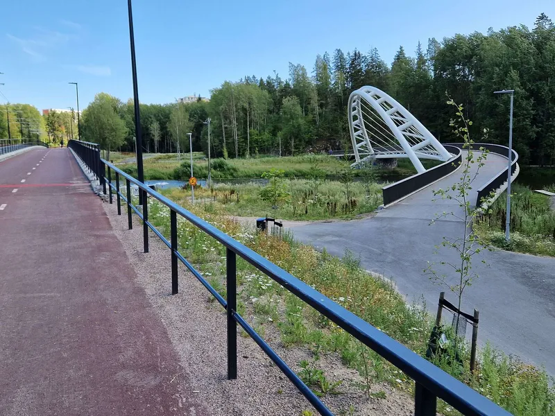 Ratikkakiskot ja pyörätie ylittävät Vantaanjoen. Vieressä on vielä erillinen kävelysilta.
